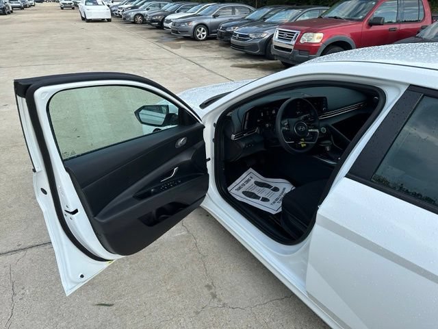 Used 2026 Hyundai Elantra SE FWD image 8