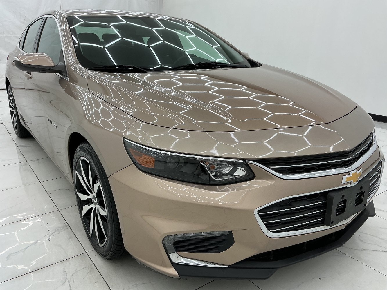 Used 2018 Chevrolet Malibu LT FWD image 3