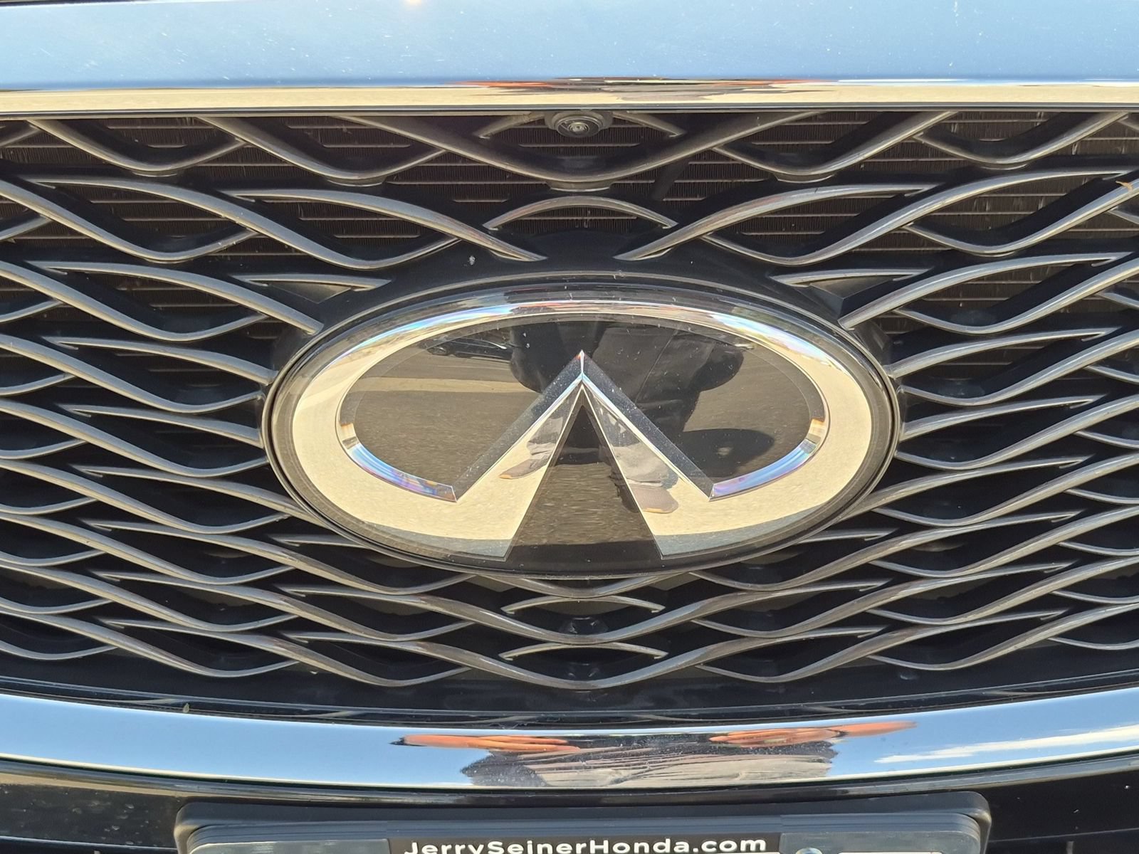 Used 2019 INFINITI QX30 w/ Navigation Package FWD image 9