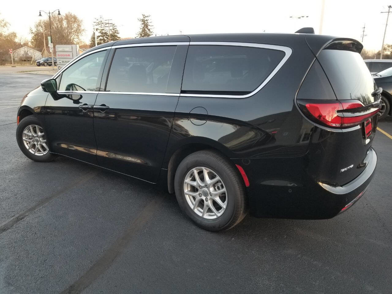 Certified 2024 Chrysler Pacifica Touring-L image 5