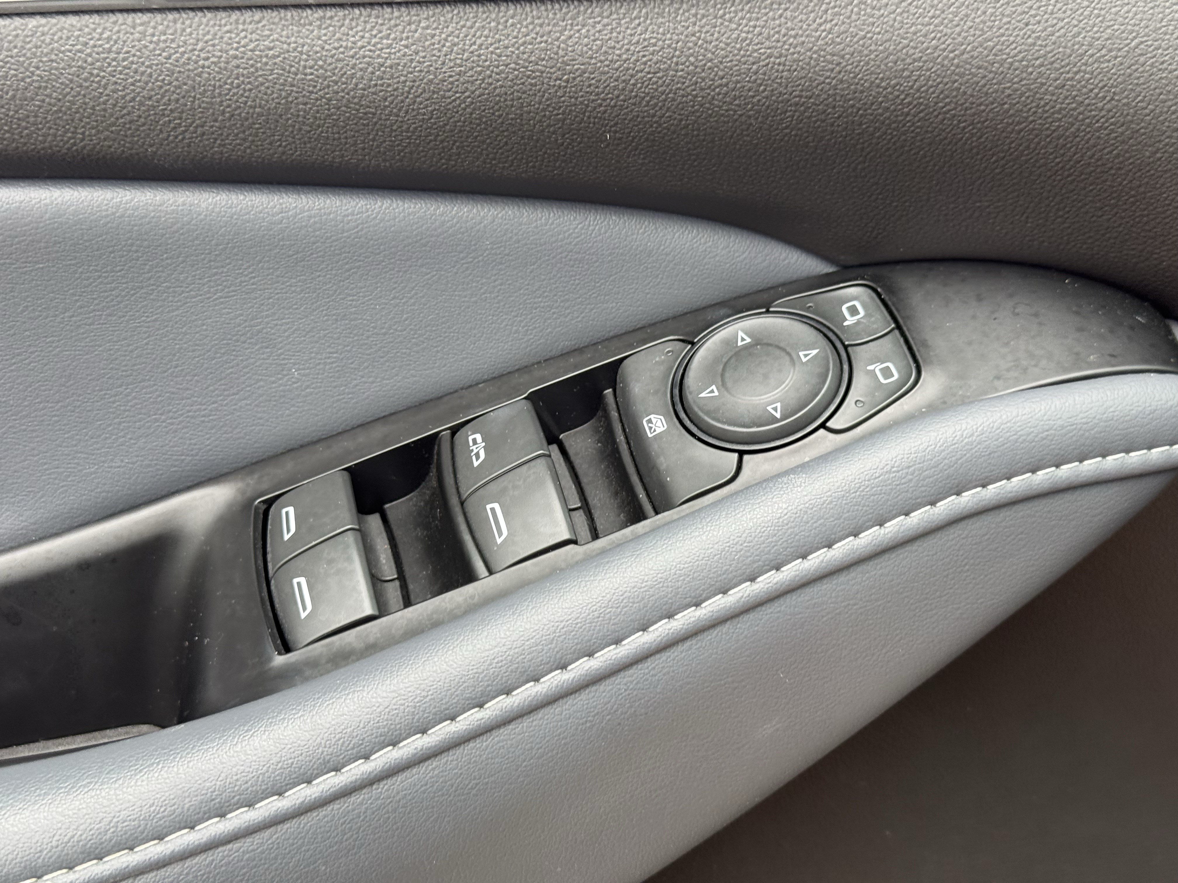 Used 2023 Buick Enclave Essence w/ Sport Touring Edition FWD image 26