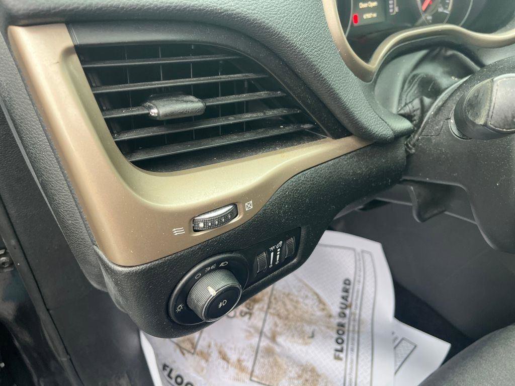 Used 2014 Jeep Cherokee Latitude image 29