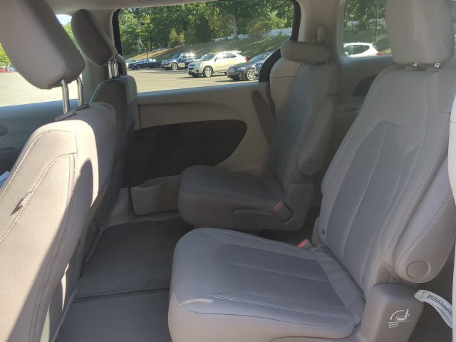 Used 2017 Chrysler Pacifica LX FWD image 13
