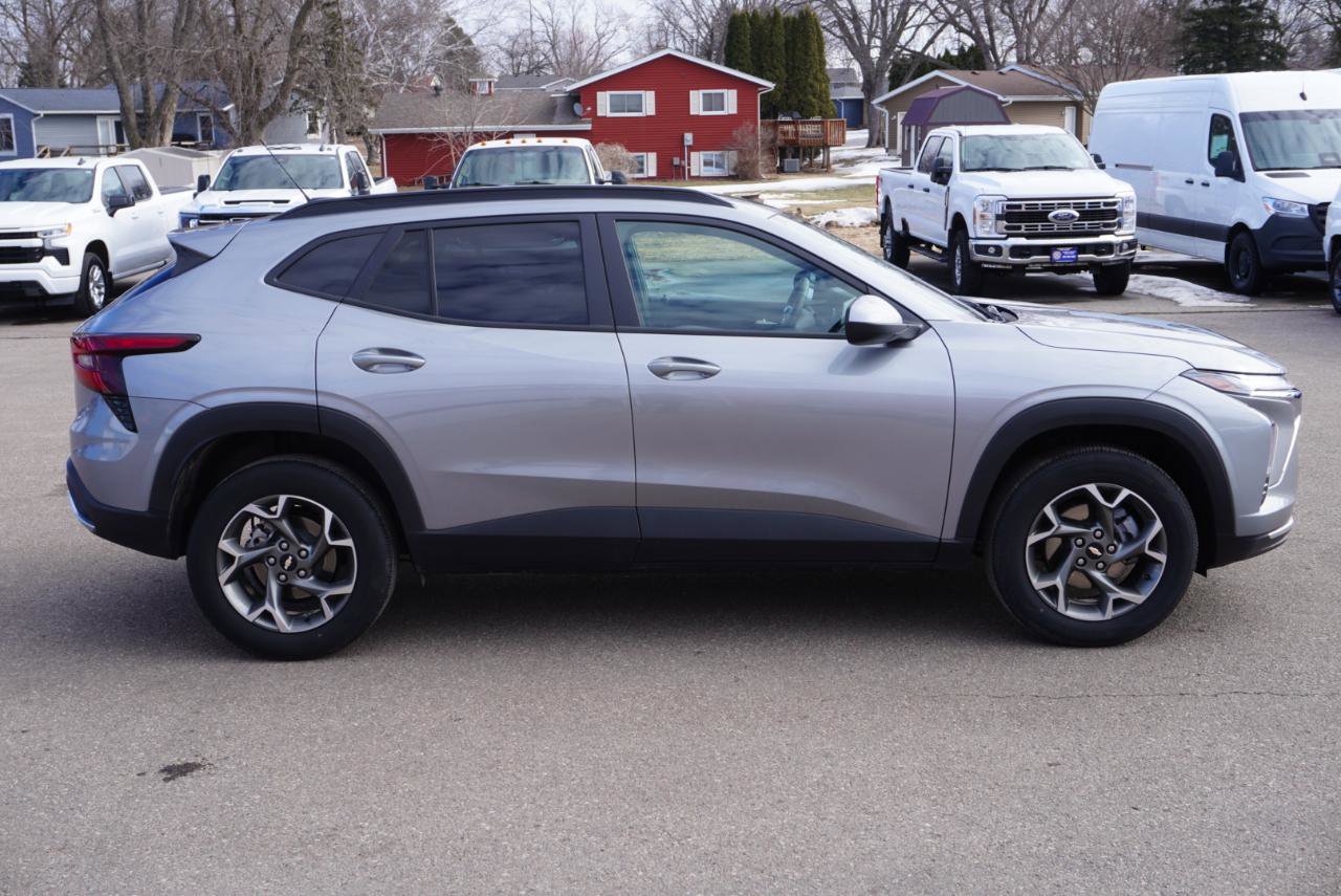 Used 2025 Chevrolet Trax LT w/ LT Convenience Package image 6