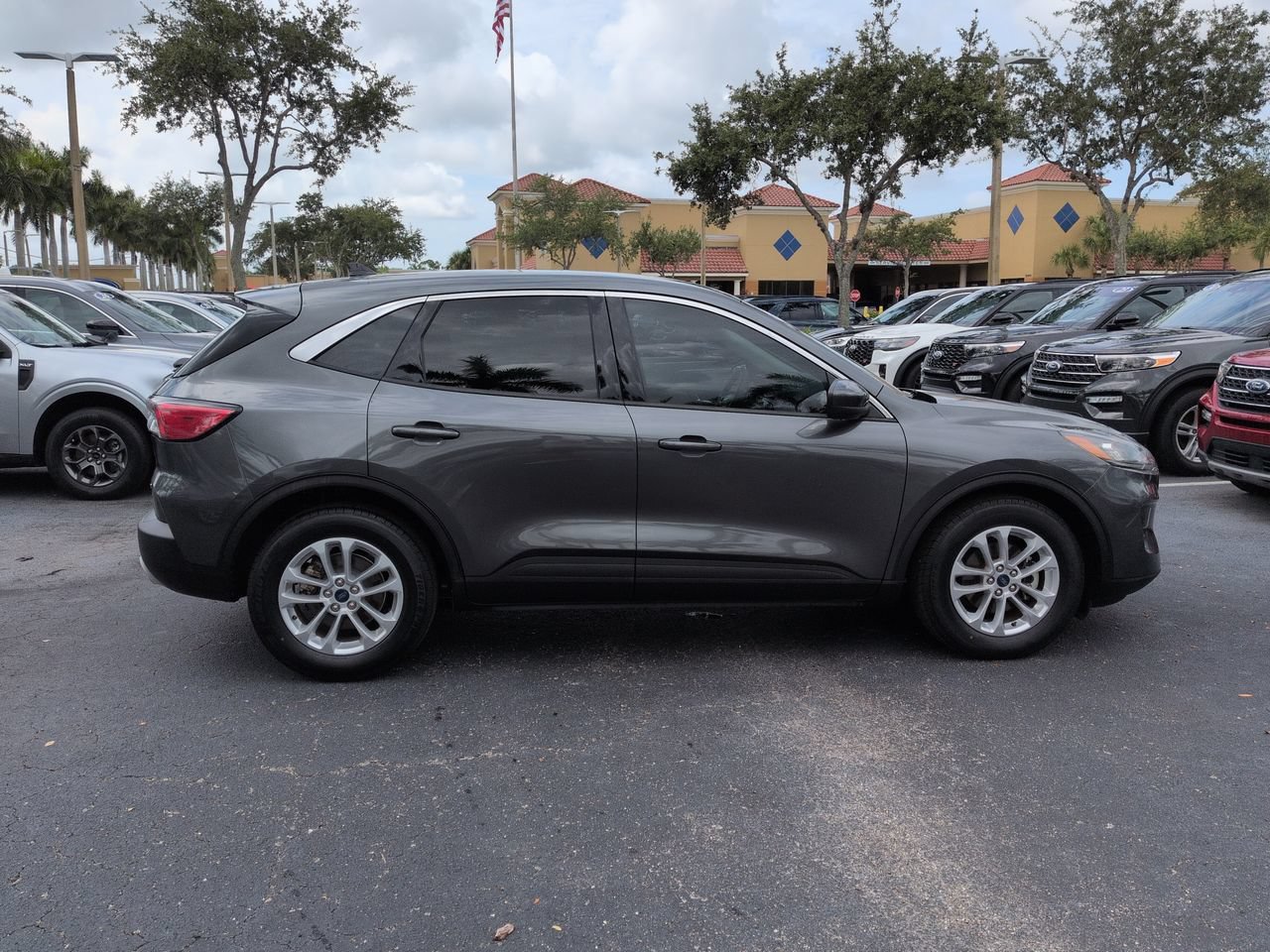 Used 2020 Ford Escape SE FWD image 3