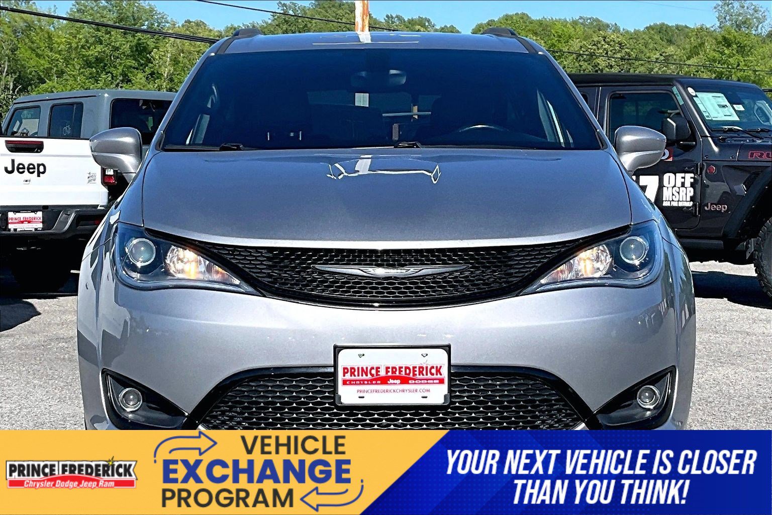 Used 2018 Chrysler Pacifica Touring-L w/ Premium Audio Group FWD image 2