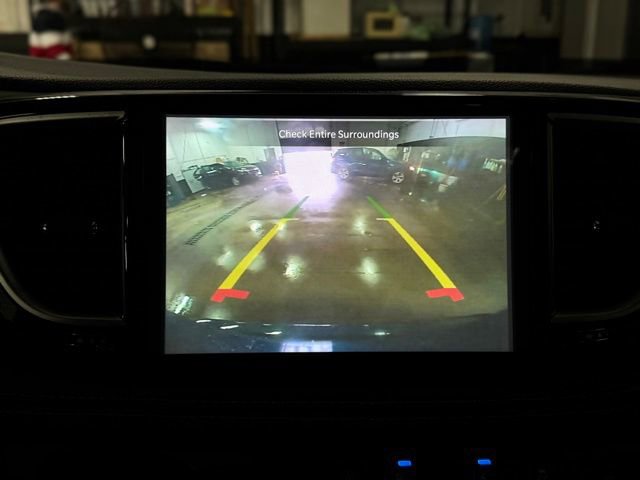 Certified 2025 Chrysler Pacifica Limited image 44