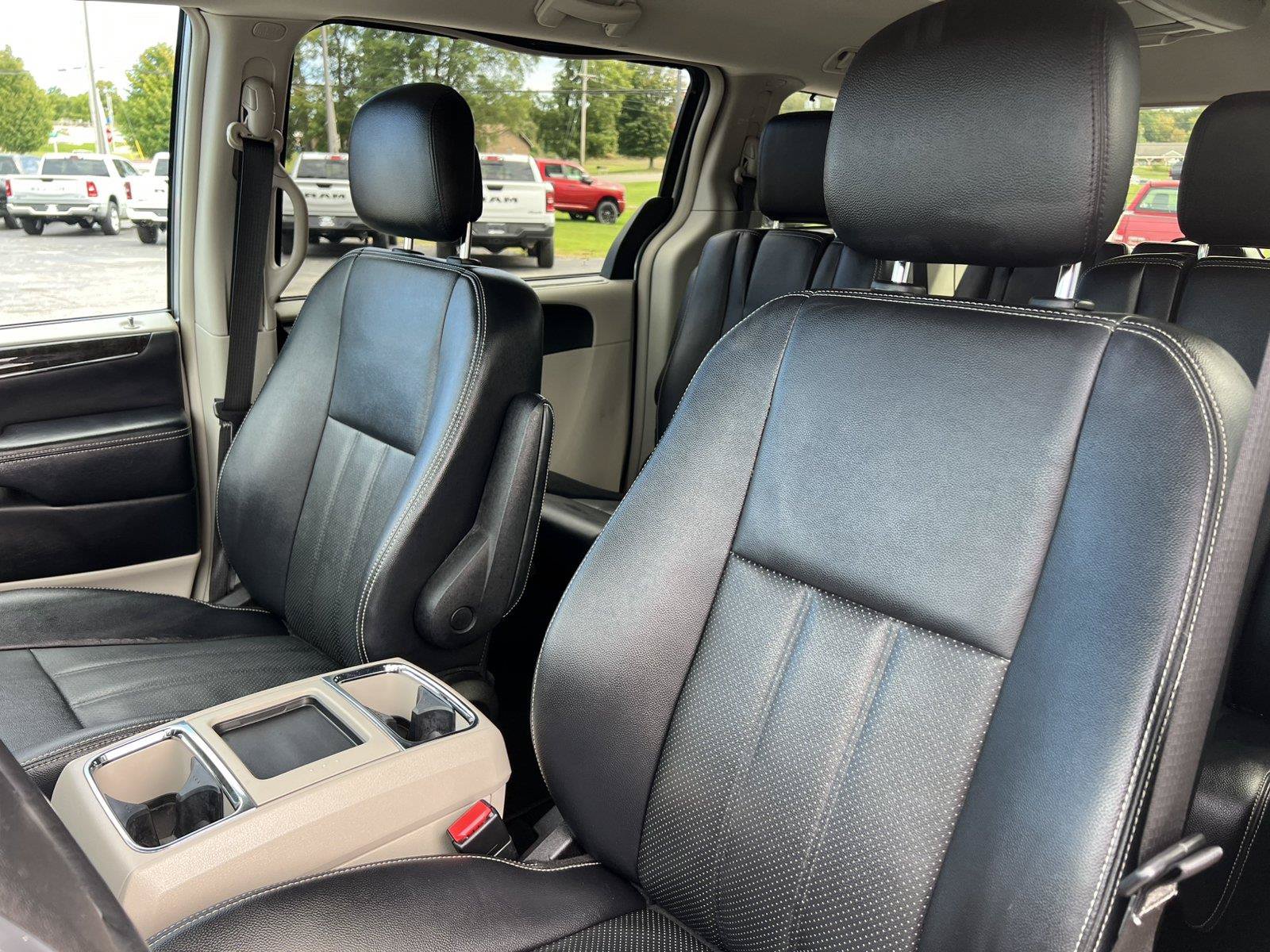 Used 2014 Chrysler Town & Country Touring-L w/ Driver Convenience Group FWD image 13