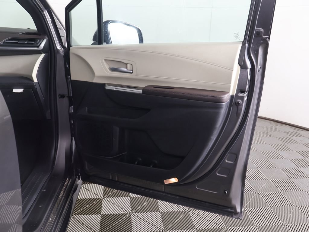 Used 2023 Toyota Sienna Platinum image 28