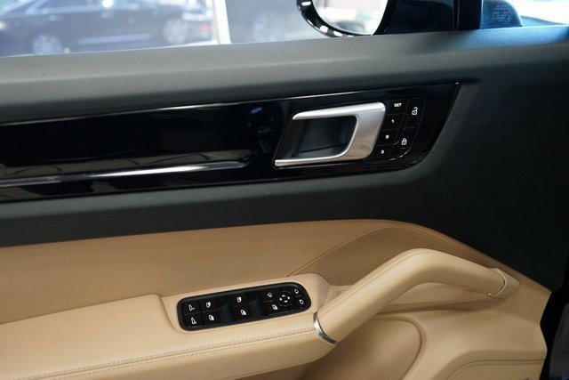 Used 2020 Porsche Cayenne image 25