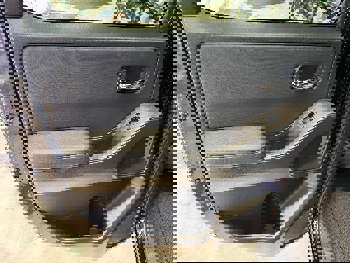 Used 2024 Nissan Frontier SV image 46