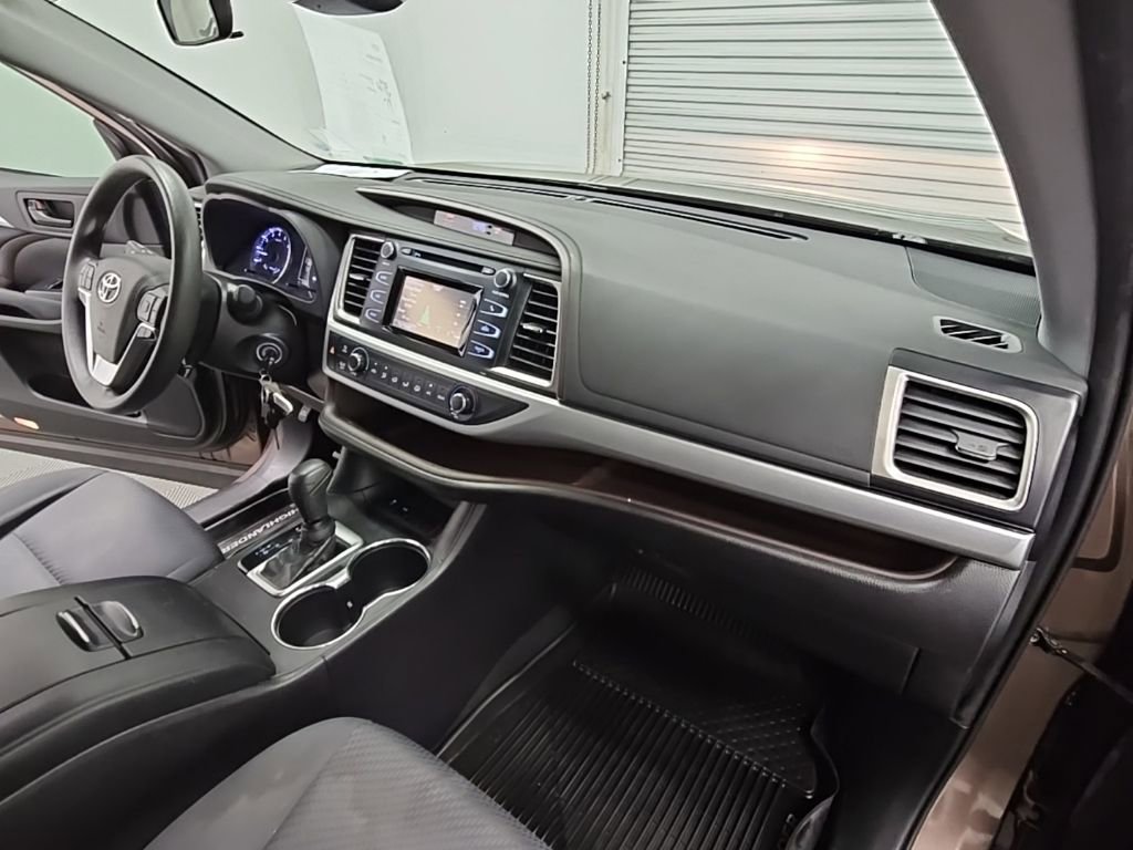 Used 2019 Toyota Highlander LE FWD image 36
