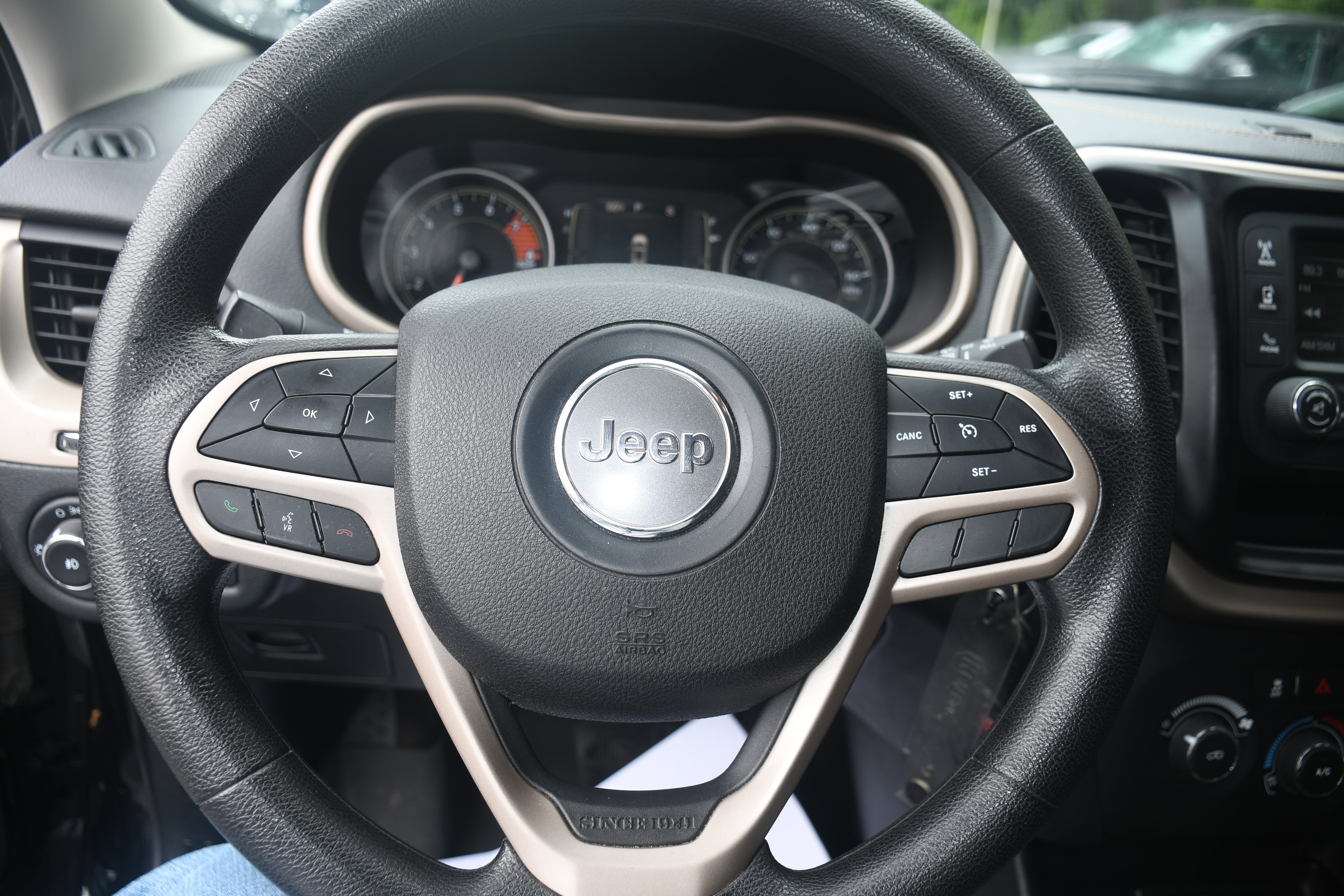 Used 2018 Jeep Cherokee Latitude AWD/4WD image 12