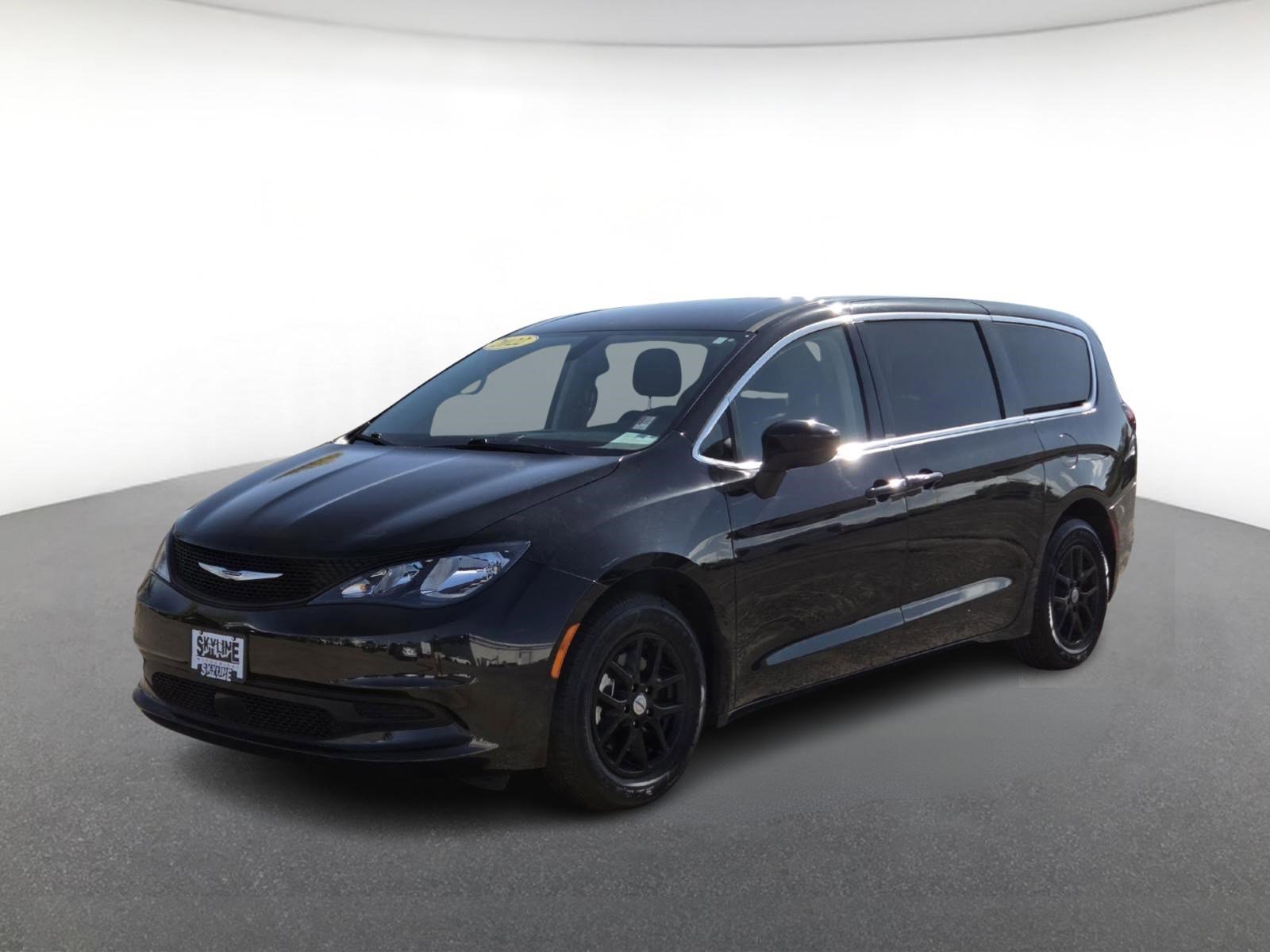 Used 2022 Chrysler Voyager LX image 2