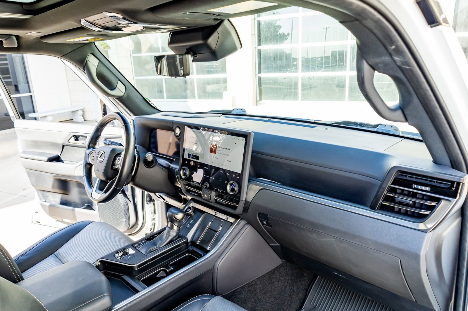 Used 2024 Lexus GX 550 w/ Accessory Package (Z1) image 18