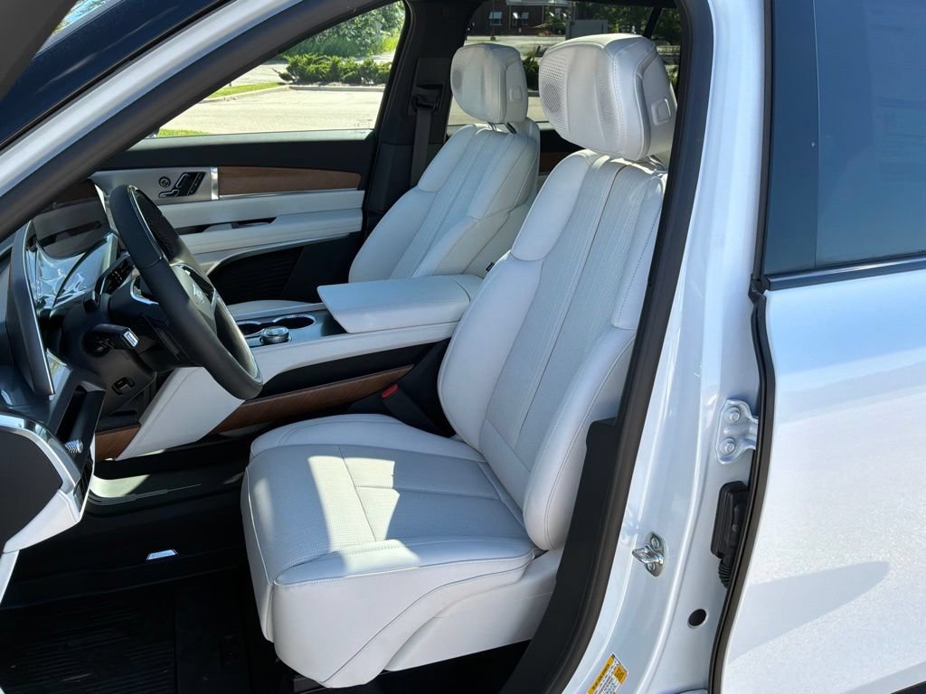 New 2026 Cadillac Vistiq Premium Luxury w/ LPO, Floor Liner Package AWD/4WD image 20