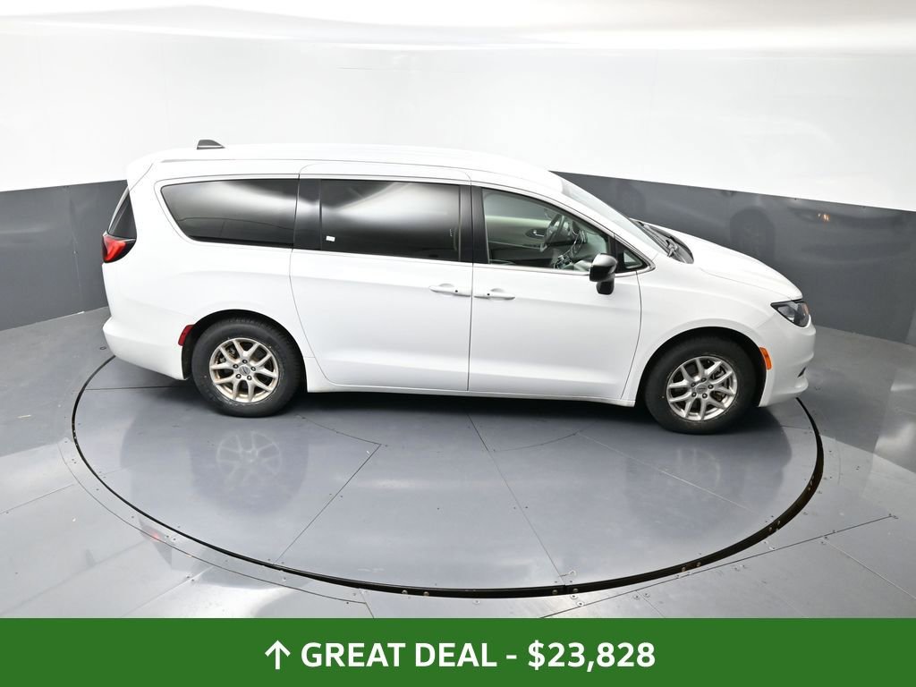 Used 2024 Chrysler Voyager LX image 14