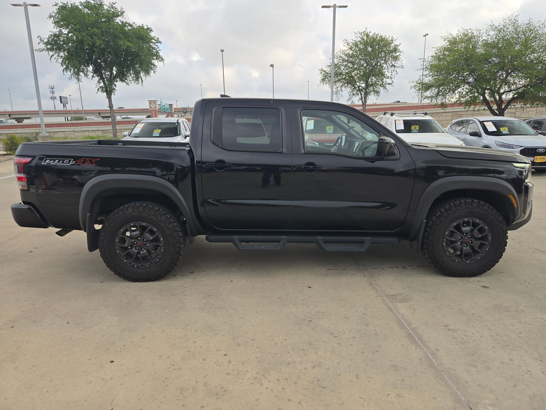 Used 2022 Nissan Frontier PRO-4X w/ Pro-4X Premium Package image 2