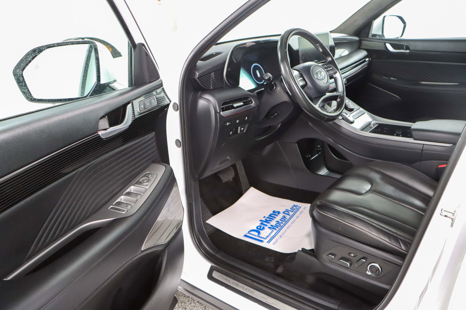 Used 2023 Hyundai Palisade Calligraphy image 3