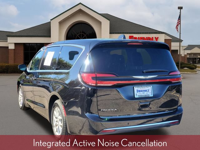 Used 2024 Chrysler Pacifica Touring-L FWD image 4