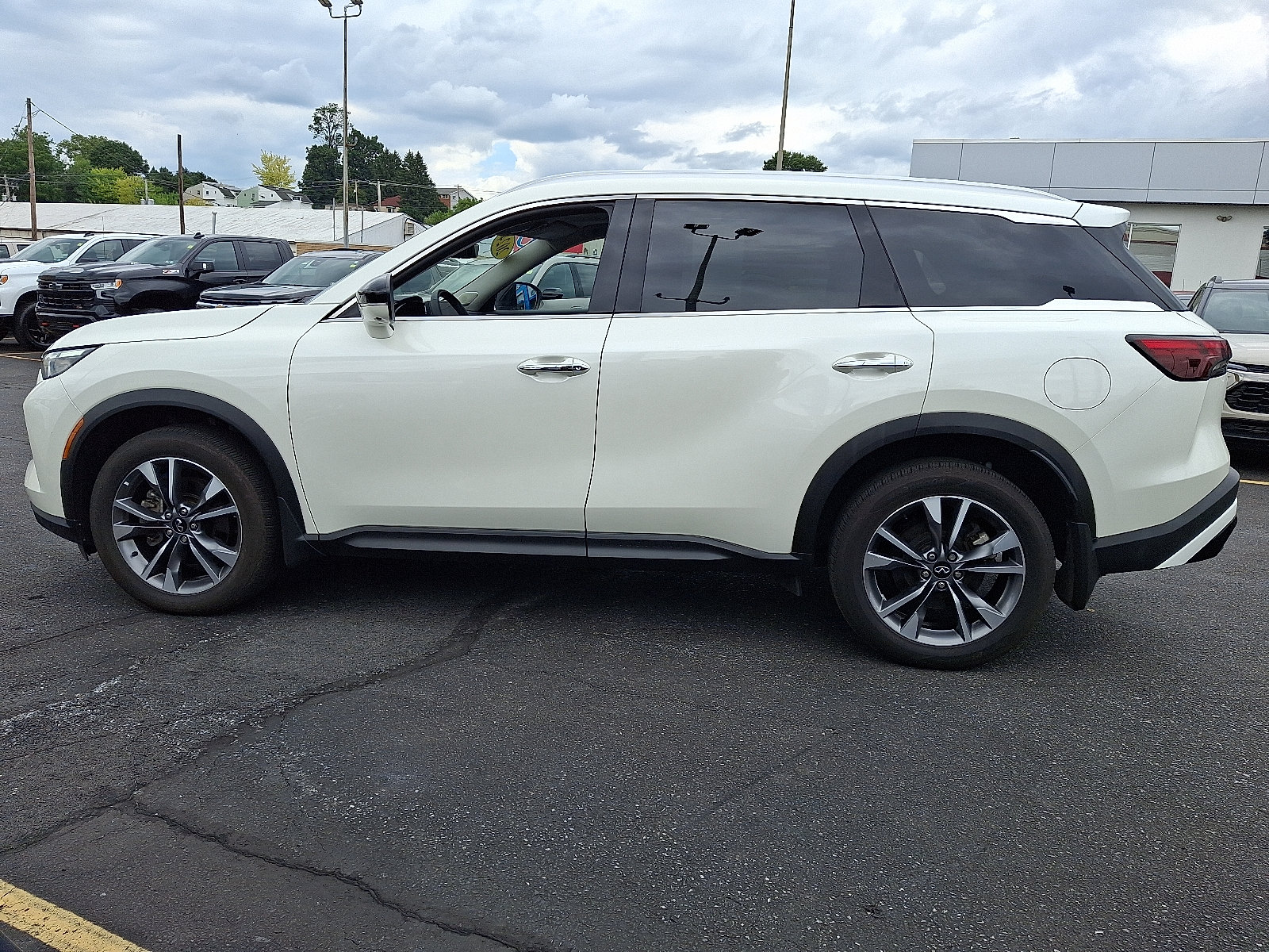 Used 2024 INFINITI QX60 Luxe w/ Vision Package AWD/4WD image 2