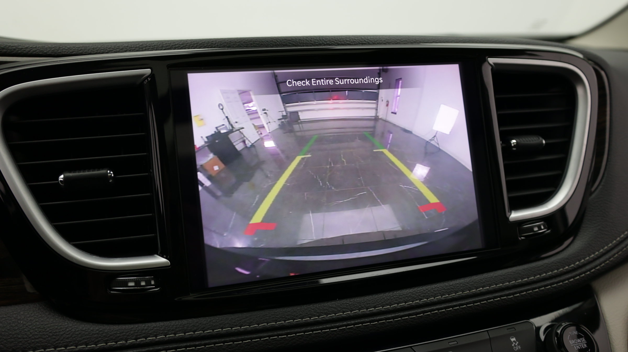 Used 2023 Chrysler Pacifica Limited FWD image 25