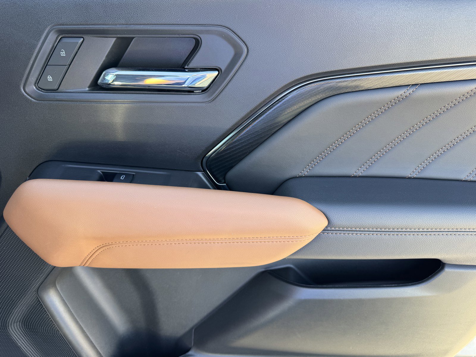 Used 2024 GMC Canyon AT4 w/ AT4 Premium Package image 9