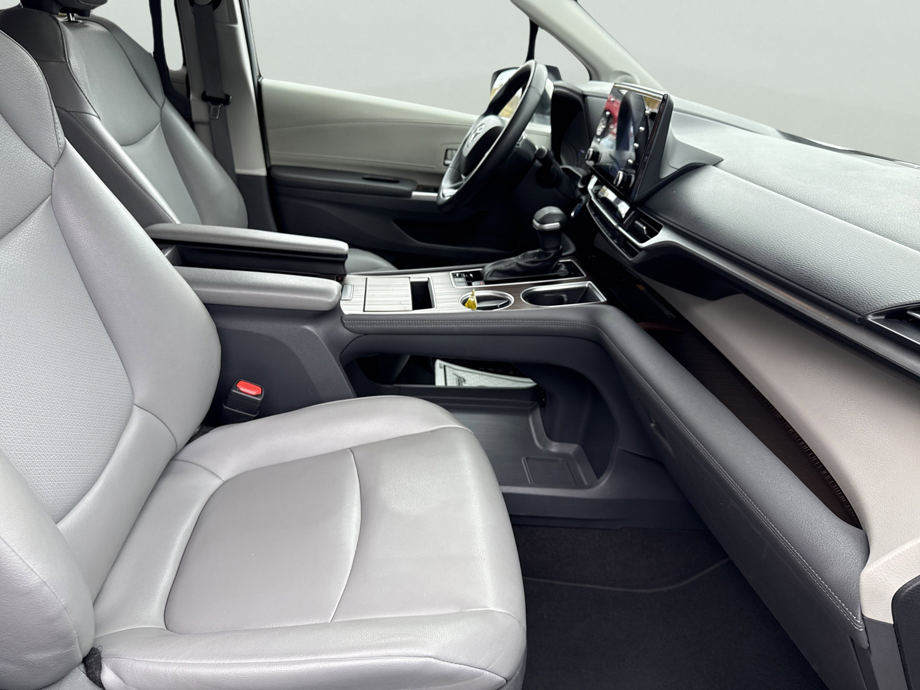 Used 2021 Toyota Sienna XLE w/ XLE Plus Package image 26