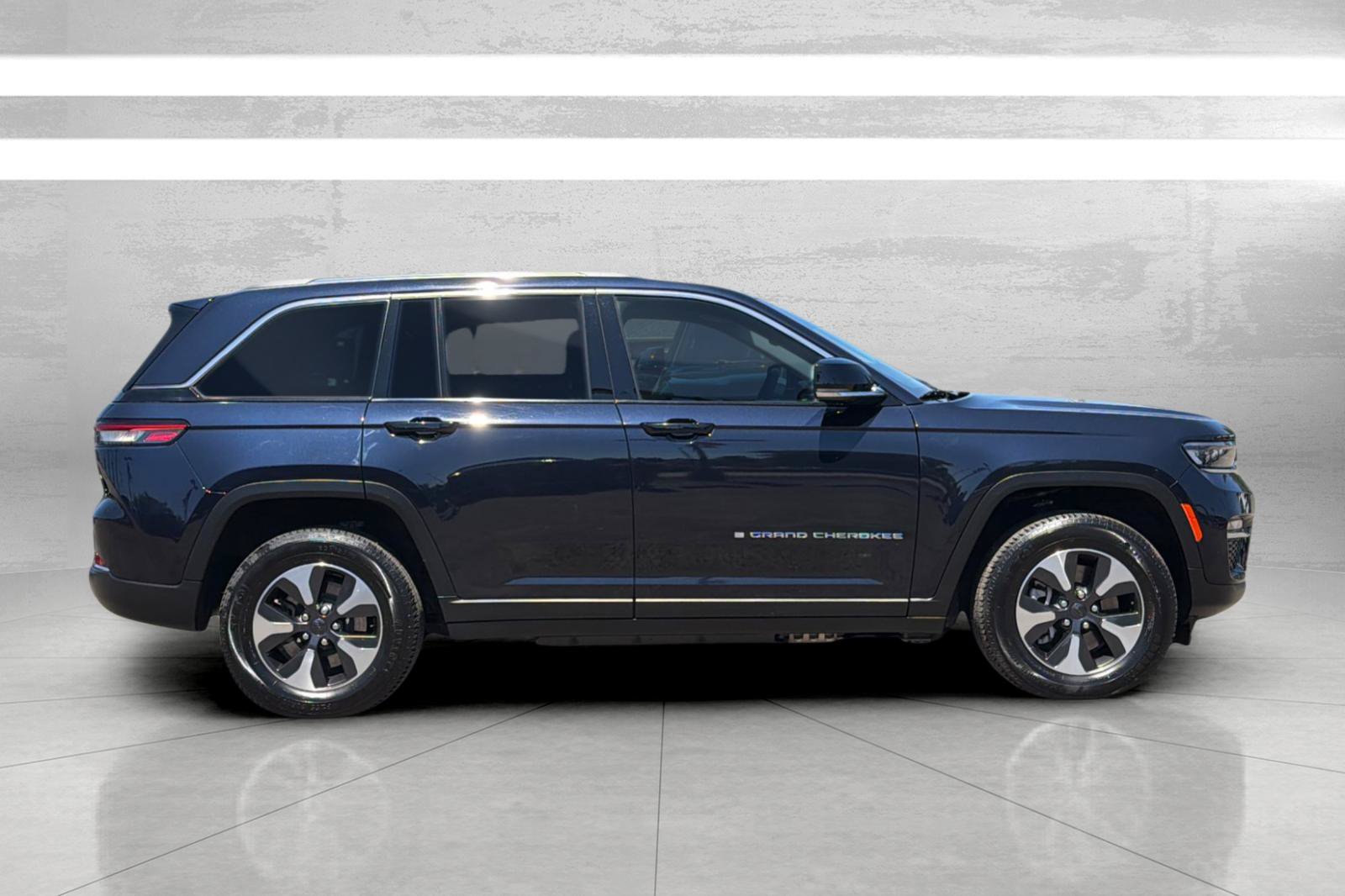 Used 2024 Jeep Grand Cherokee Limited 4xe AWD/4WD image 4