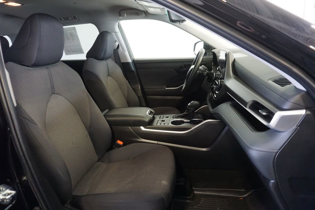 Used 2023 Toyota Highlander LE image 21