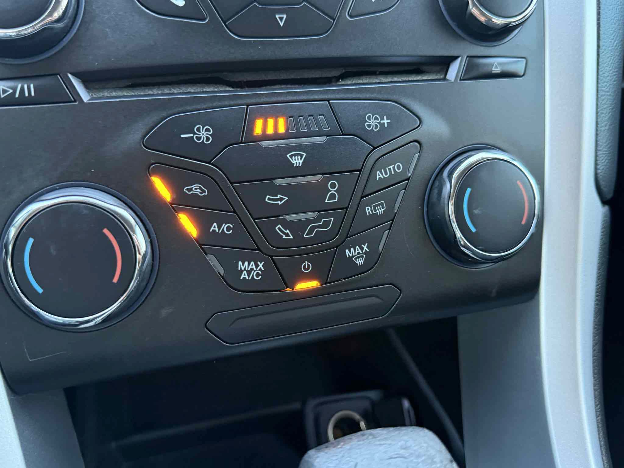 Used 2016 Ford Fusion SE FWD image 19