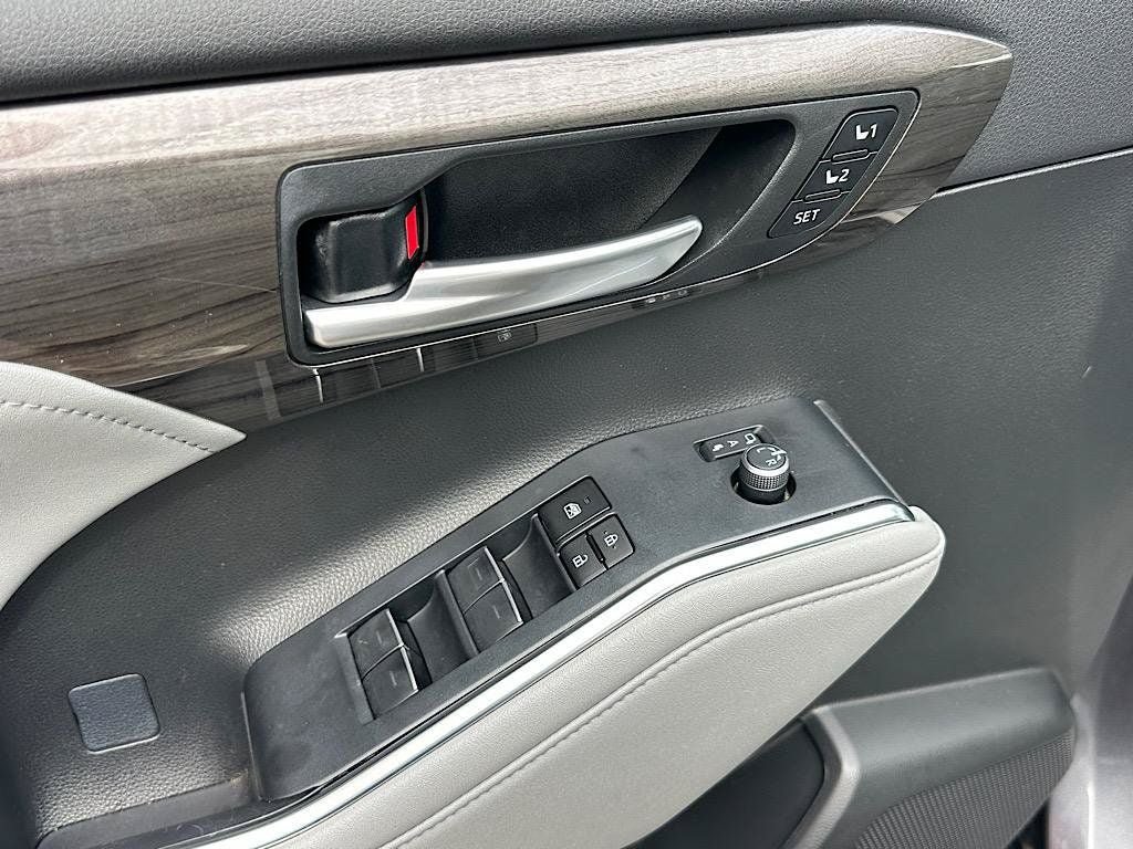 Certified 2023 Toyota Highlander Limited FWD image 16