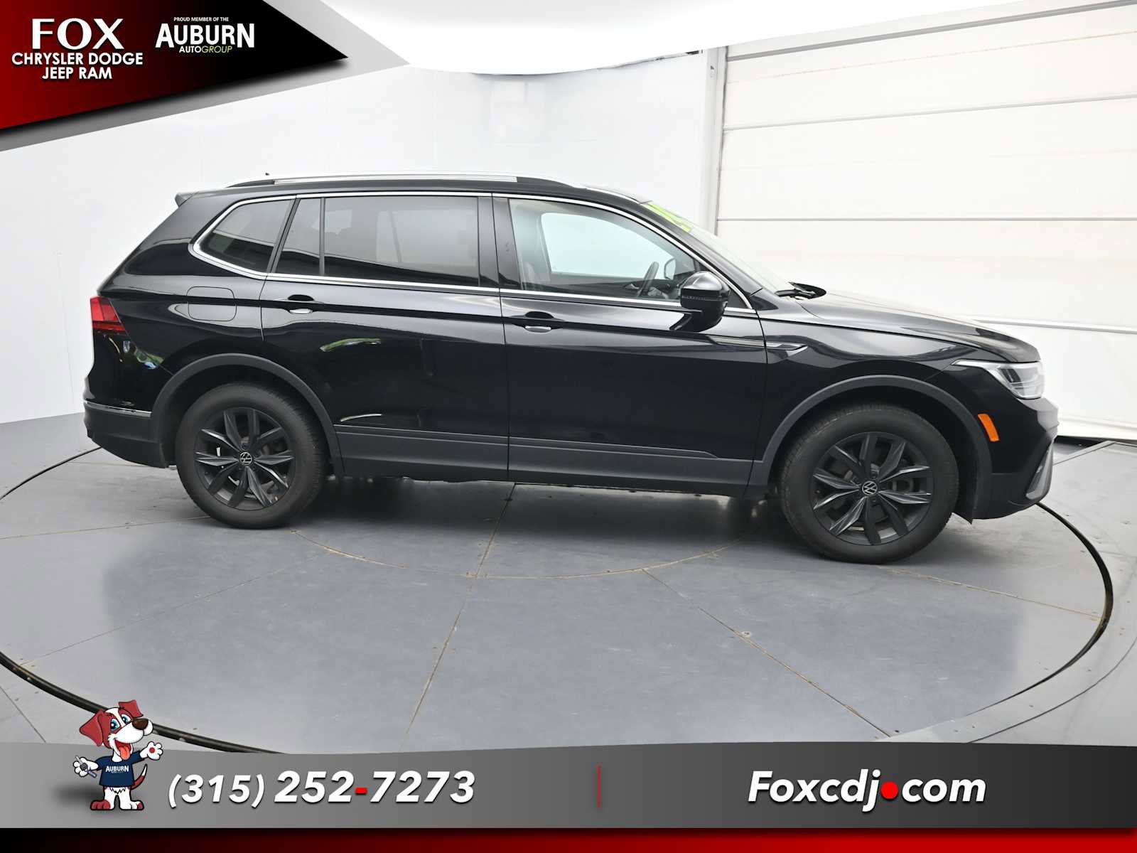 Used 2024 Volkswagen Tiguan SE w/ Panoramic Sunroof Package AWD/4WD image 17
