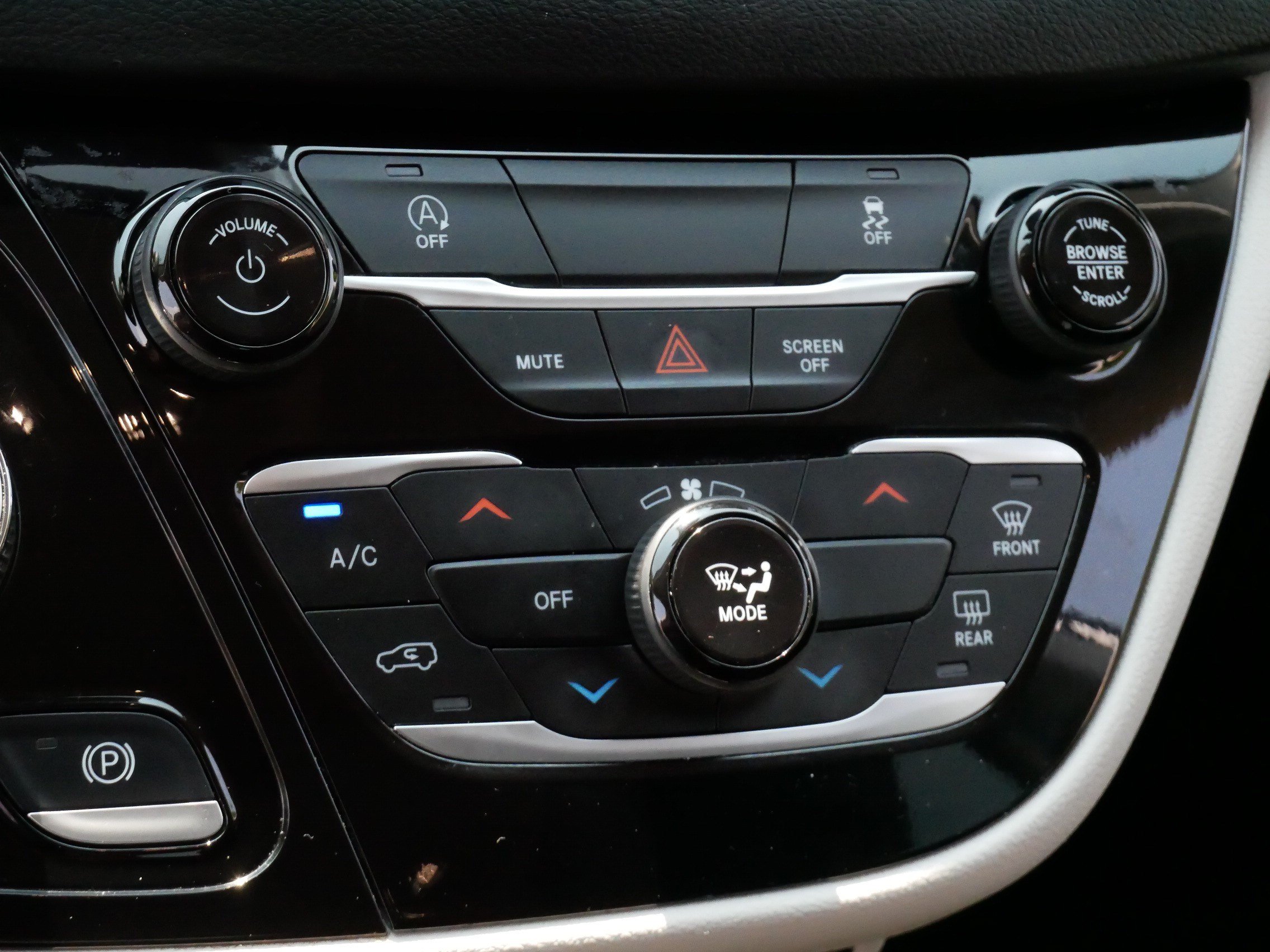 Used 2023 Chrysler Voyager LX FWD image 23