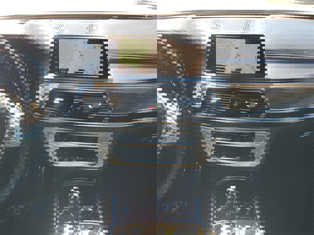 Used 2019 BMW 740i w/ Executive Package image 15