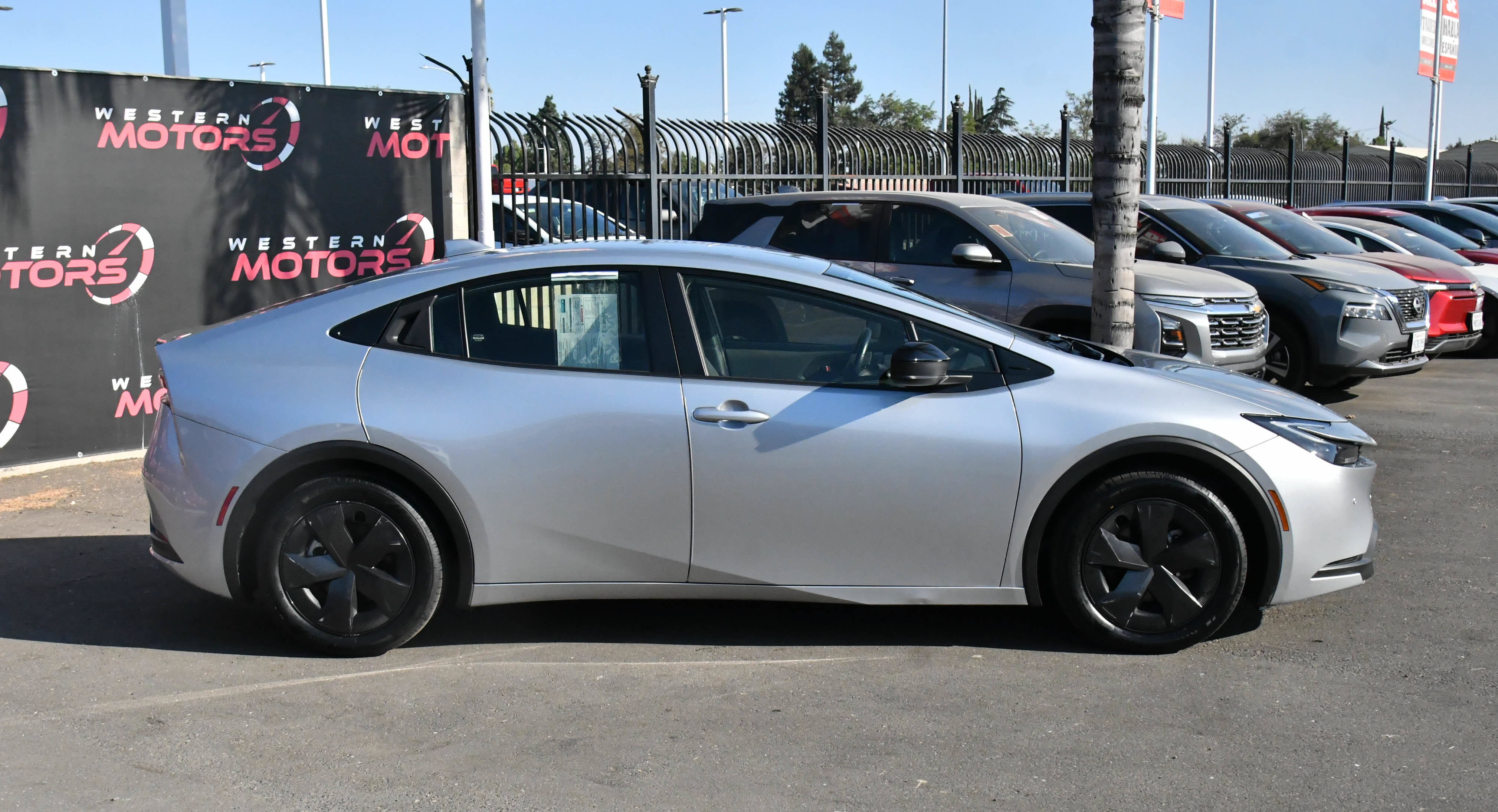 Used 2024 Toyota Prius LE FWD image 9