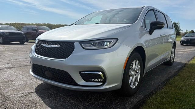 Used 2026 Chrysler Pacifica Select FWD image 6