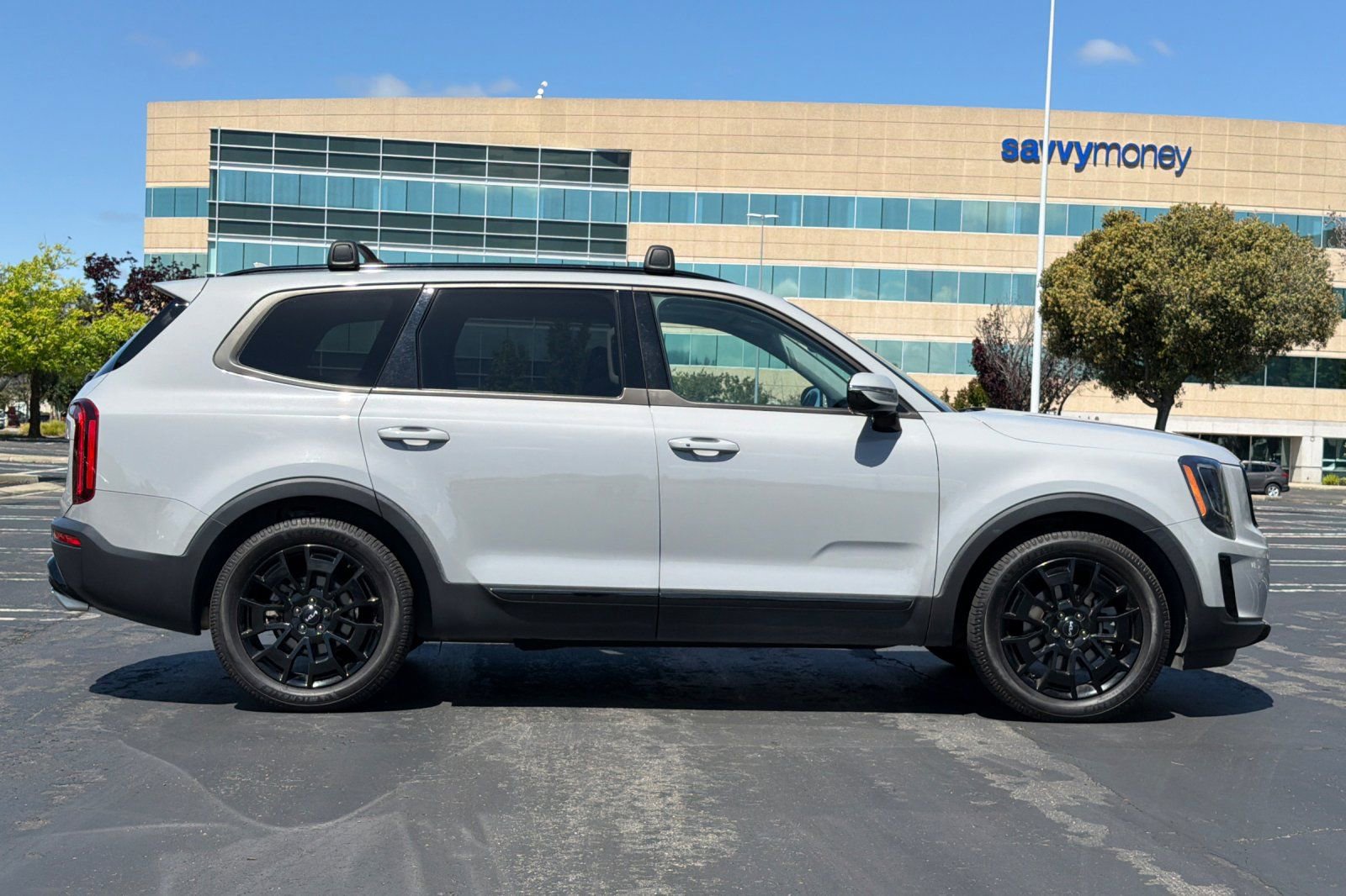 Used 2022 Kia Telluride SX w/ SX Prestige Package image 3