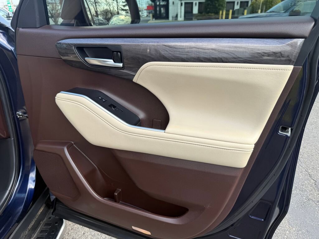 Used 2021 Toyota Highlander Platinum image 31