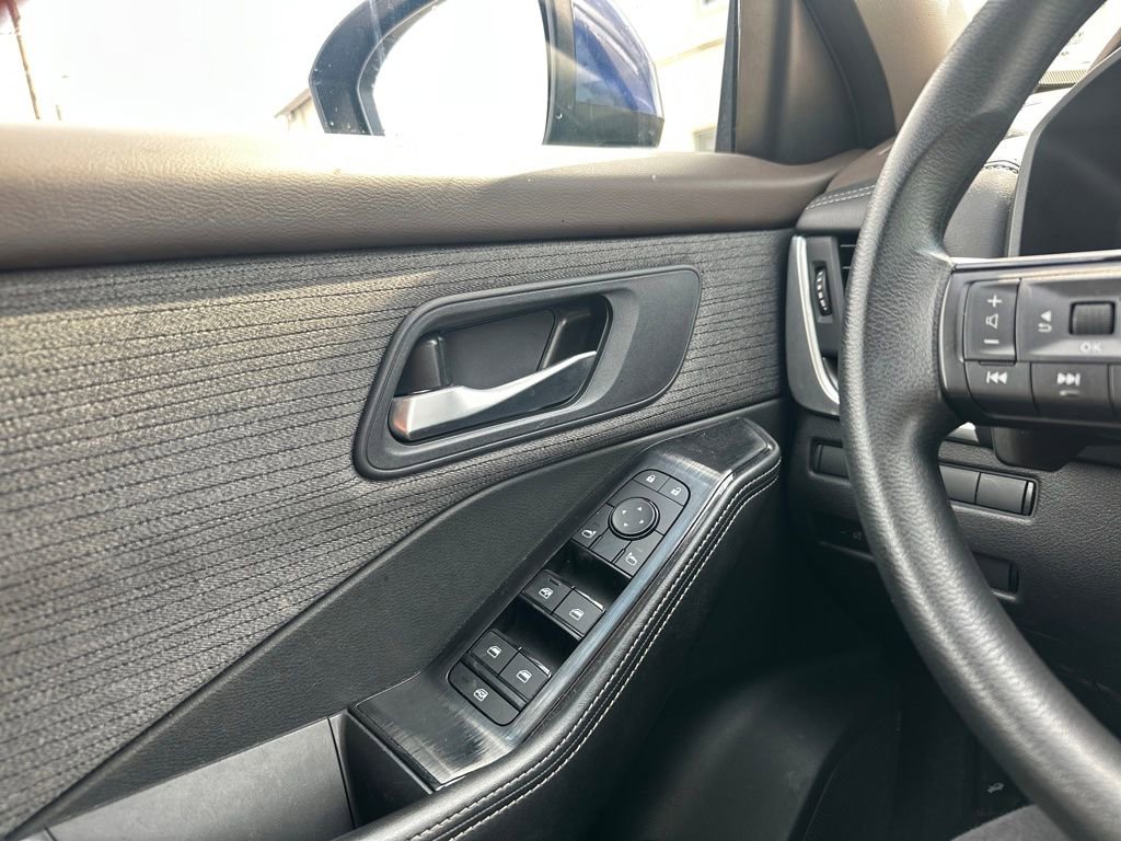 Used 2023 Nissan Rogue SV image 19