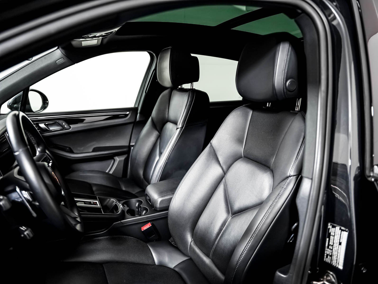 Certified 2024 Porsche Macan w/ Premium Plus Package AWD/4WD image 5