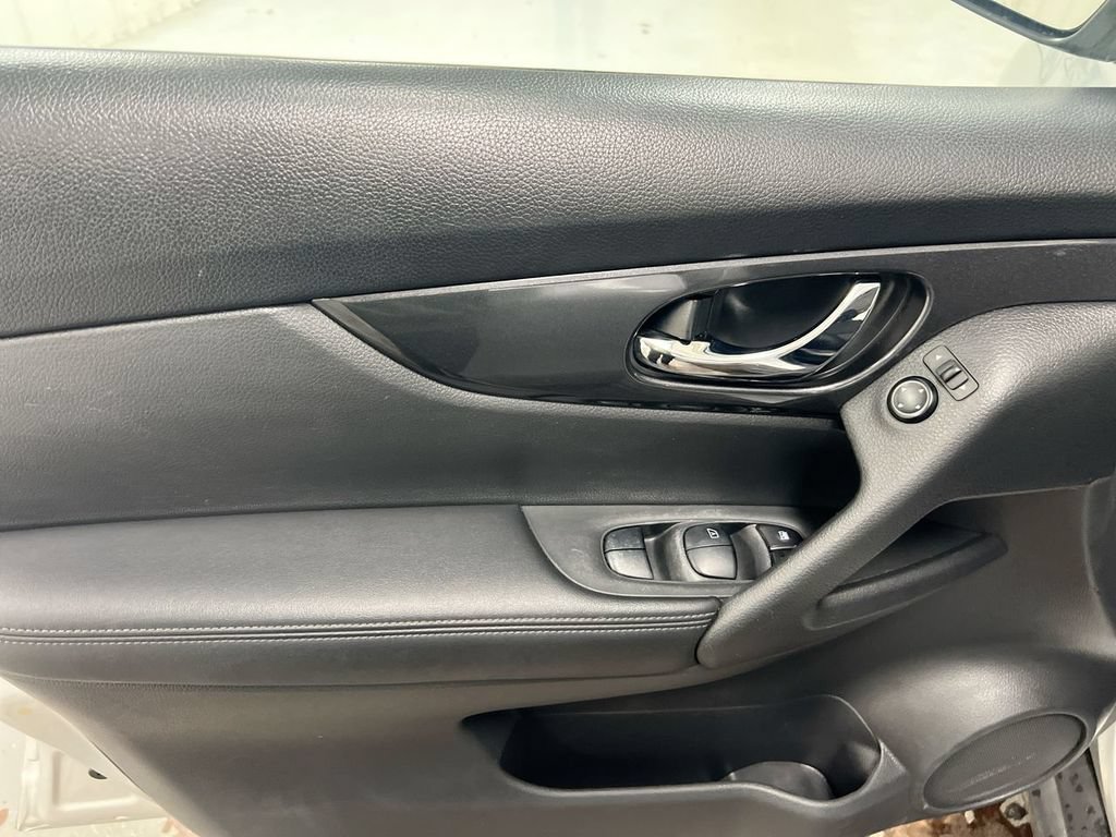 Used 2017 Nissan Rogue S AWD/4WD image 20