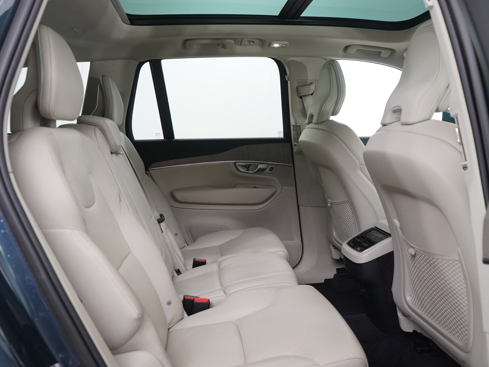 Used 2023 Volvo XC90 B6 Plus image 13