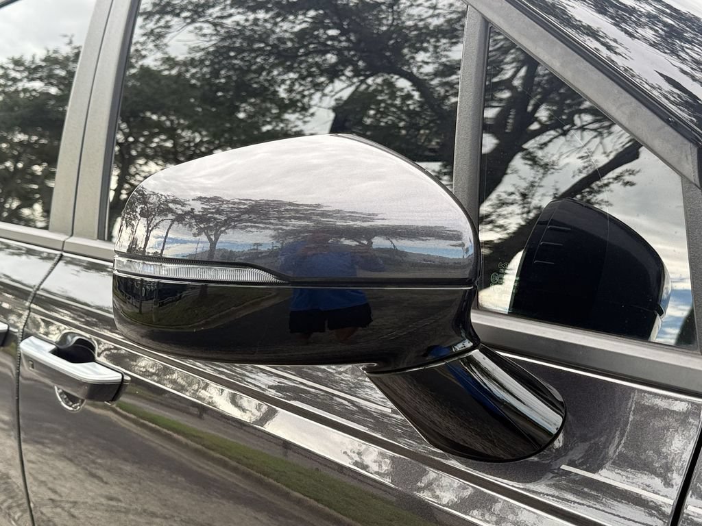 Used 2025 Kia Carnival EX FWD image 11