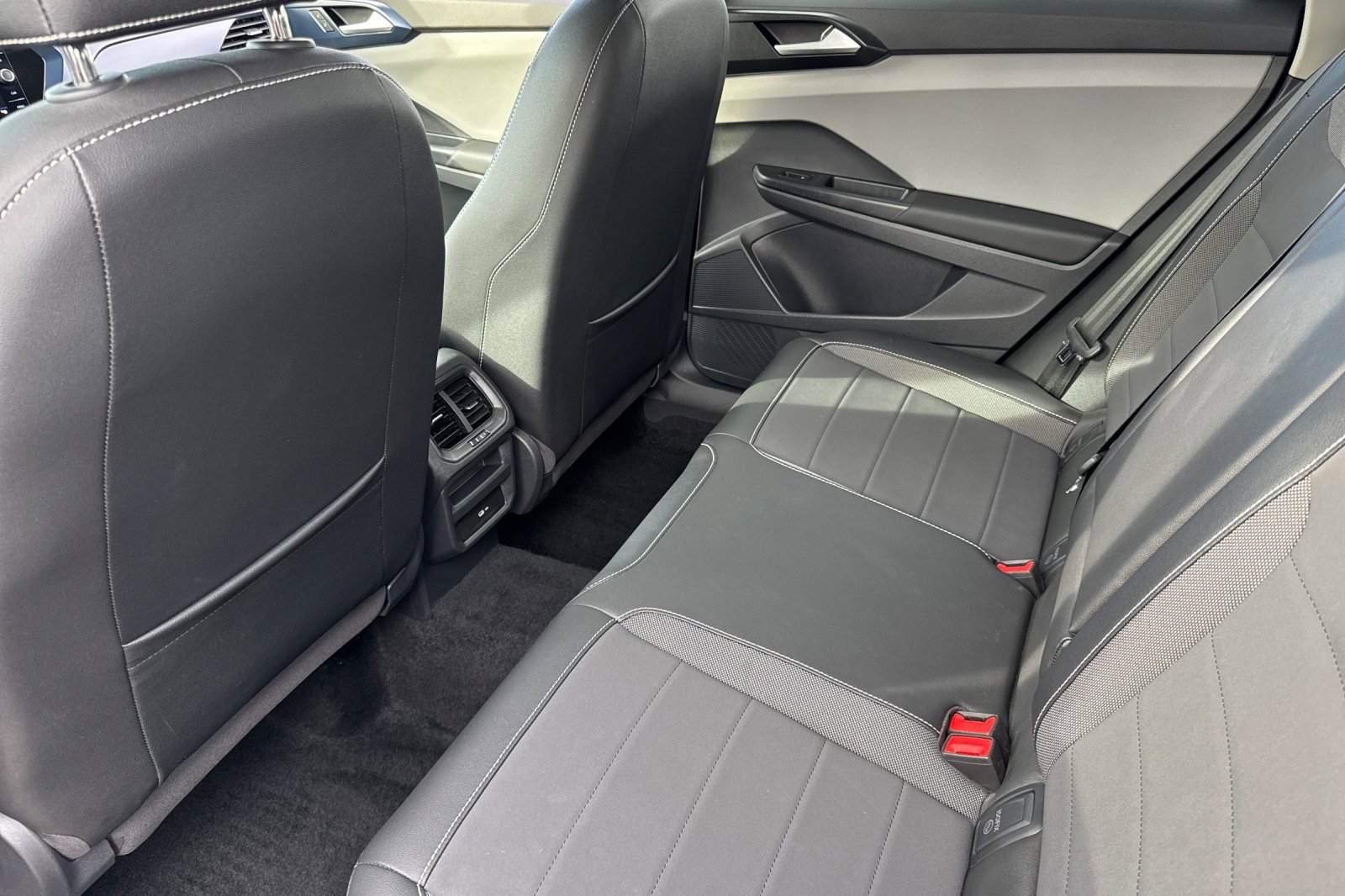 Used 2023 Volkswagen Taos SE w/ Panoramic Sunroof Package image 12