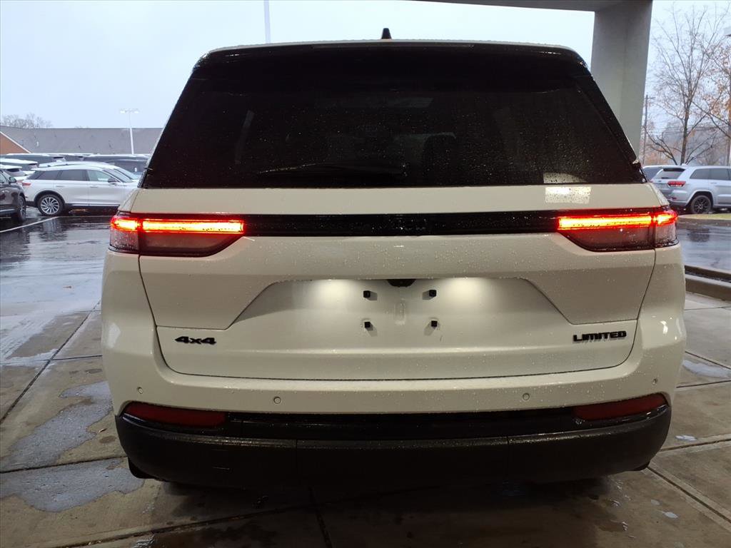 Used 2025 Jeep Grand Cherokee Limited w/ Black Appearance Package image 6