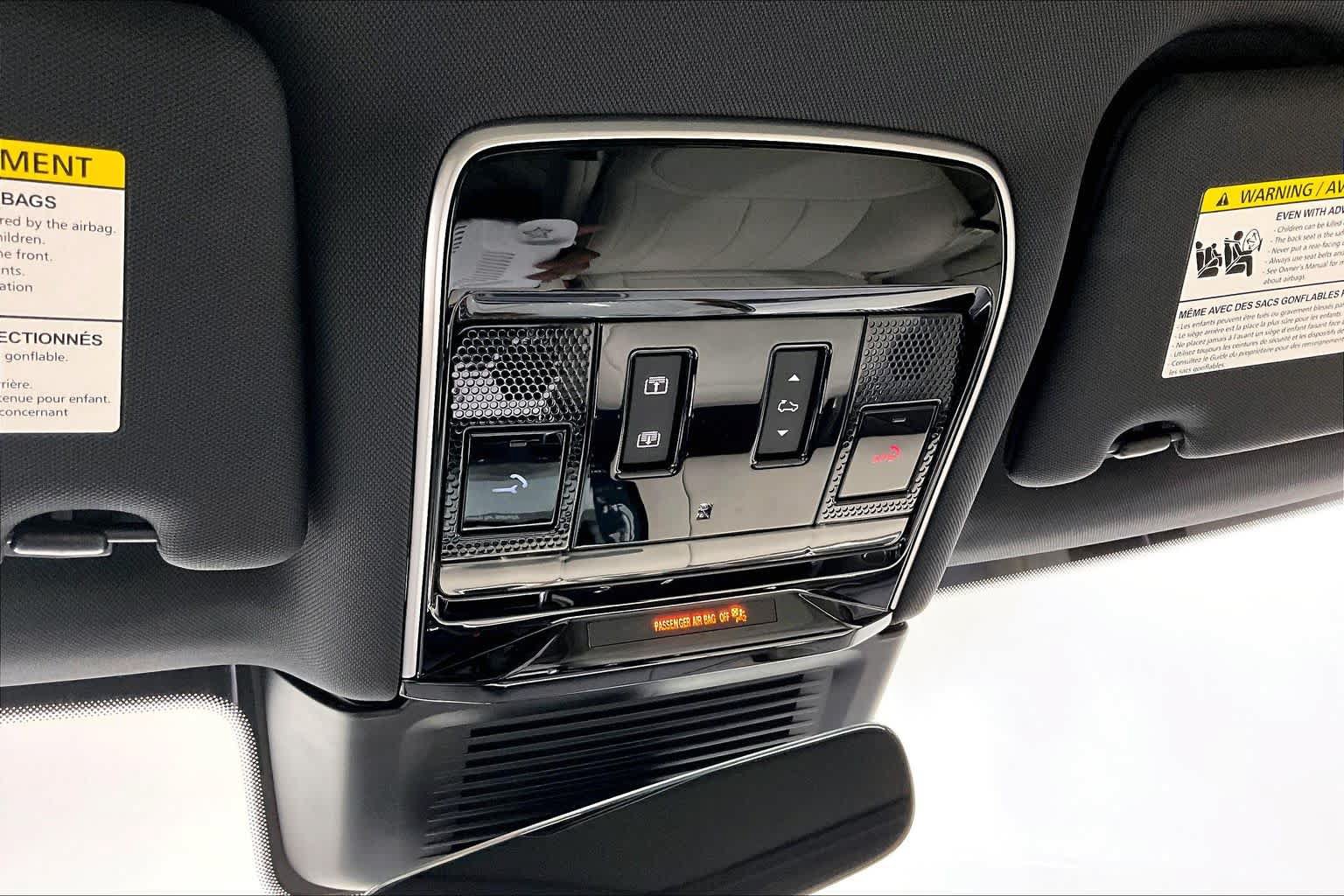 Used 2025 Land Rover Range Rover SE AWD/4WD image 32