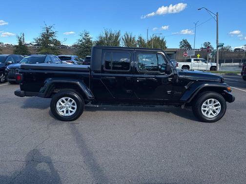 Used 2023 Jeep Gladiator Sport AWD/4WD image 9