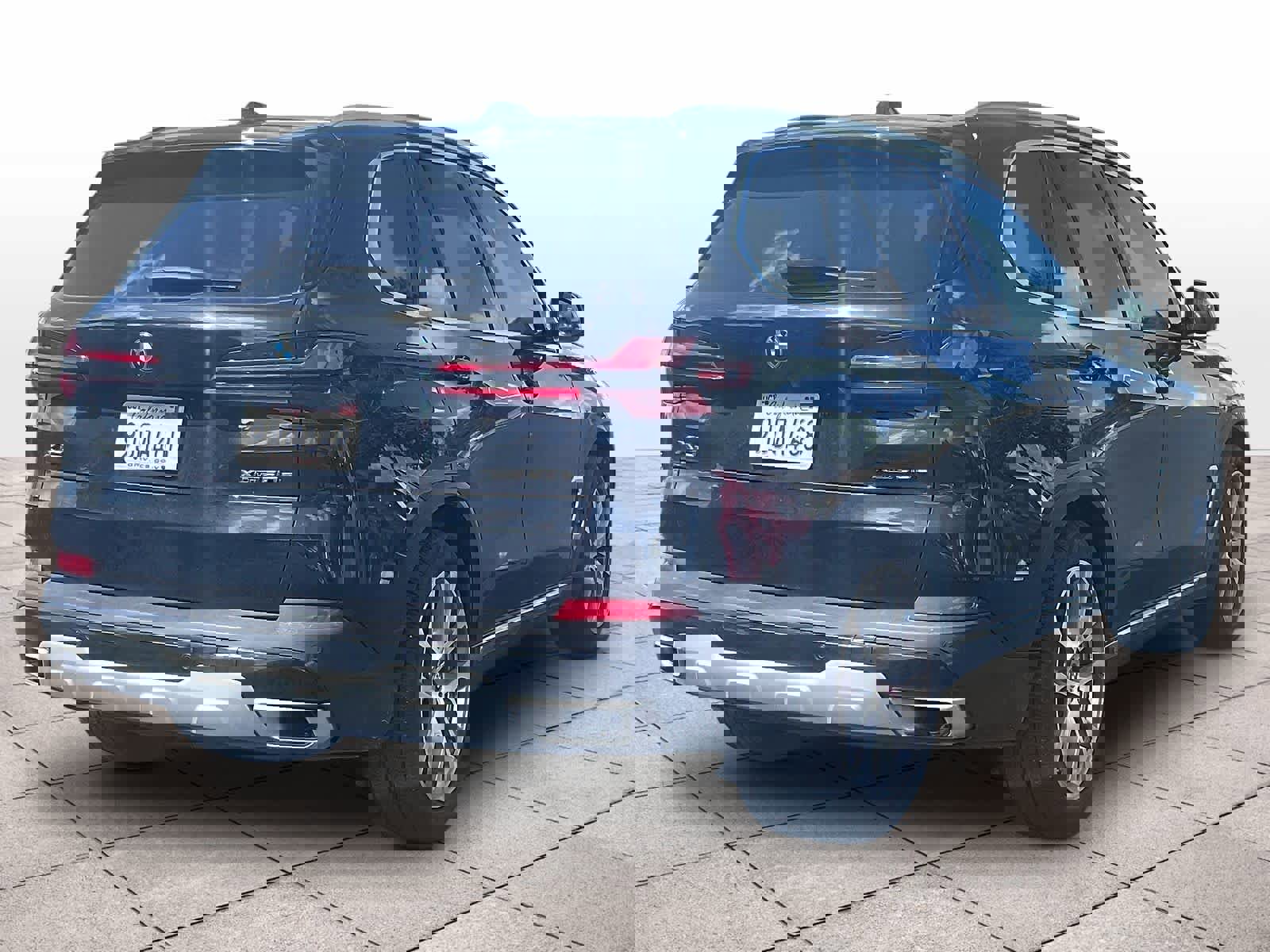 Used 2024 BMW X5 xDrive50e w/ Parking Assistance Package AWD/4WD image 13