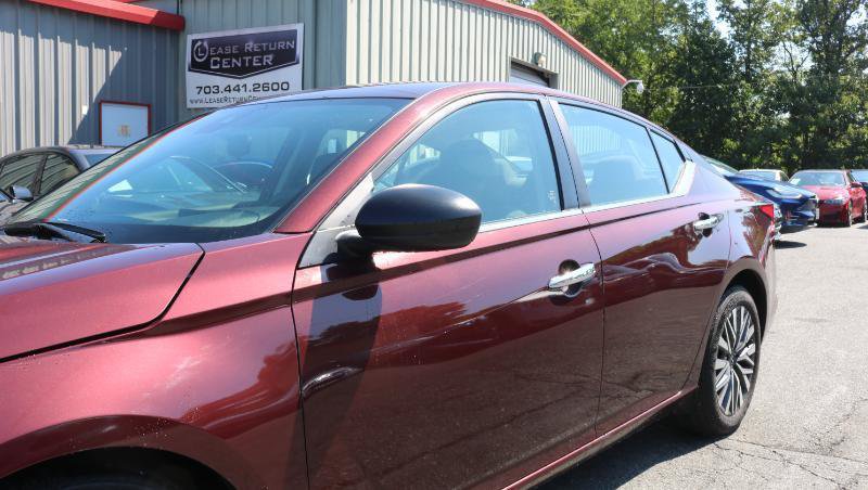 Used 2025 Nissan Altima 2.5 SV FWD image 2